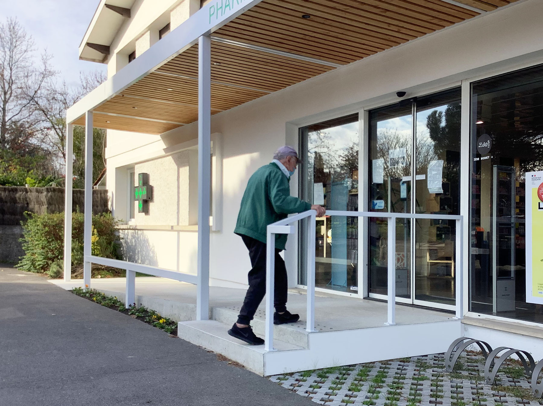 auvent pharmacie sebastien gueniot felaa architectes